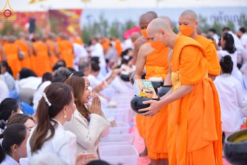 ภาพ No.118647:พิธีตักบาตรพระธรรมยาตรา ปีที่ 12 ณ อนุสรณ์สถานลำดับที่ 5 สถานที่เผยแผ่วิชชาธรรมกายครั้งแรก อนุสรณ์สถานบางปลา จ.นครปฐม วันที่ 25 มกราคม พ.ศ. 2567