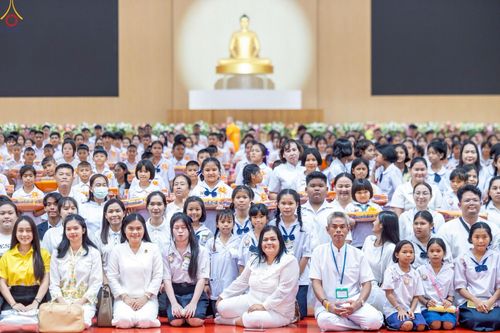 ภาพ No.246098:วันเสาร์ที่ 13 กันยายน พ.ศ. 2568 พิธีมอบผ้าไตรประธานกฐินสัมฤทธิ์เด็กดี V-Star ณ สภาธรรมกายสากล วัดพระธรรมกาย