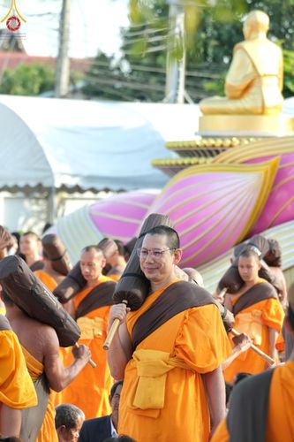 ภาพ No.193439:พิธีต้อนรับพระธรรมยาตรา ณ อนุสรณ์สถาน สถานที่เกิดในเพศสมณะ วัดสองพี่น้อง อำเภอสองพี่น้อง จังหวัดสุพรรณบุรี ในโครงการธรรมยาตรา กตัญญูบูชา มหาปูชนียาจารย์ พระมงคลเทพมุนี(สด จนฺทสโร) พระผู้ปราบมาร อนุสรณ์สถาน 7 แห่ง ปีที่ 13 วันที่ 11 มกราคม พ.ศ. 2568