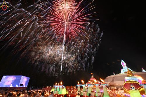 ภาพ No.192817:พิธีจุดประทีปถวายเป็นพุทธบูชา และบูชาธรรมมหาปูชนียาจารย์ ณ อนุสรณ์สถานคลองบางนางแท่น อ.สามพราน จ.นครปฐม ในโครงการธรรมยาตรา กตัญญูบูชา มหาปูชนียาจารย์ พระมงคลเทพมุนี(สด จนฺทสโร) พระผู้ปราบมาร อนุสรณ์สถาน 7 แห่ง ปีที่ 13 วันที่ 10 มกราคม พ.ศ. 2568