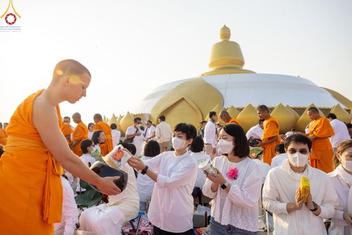 ภาพ No.201208:พิธีตักบาตรพระธรรมยาตรา ณ อนุสรณ์สถานลำดับที่ 5 สถานที่เผยแผ่วิชชาธรรมกายครั้งแรก อนุสรณ์สถานบางปลา วัดบางปลา อำเภอบางเลน จังหวัดนครปฐม ในโครงการธรรมยาตรา กตัญญูบูชา มหาปูชนียาจารย์ พระมงคลเทพมุนี(สด จนฺทสโร) พระผู้ปราบมาร อนุสรณ์สถาน 7 แห่ง ปีที่ 13