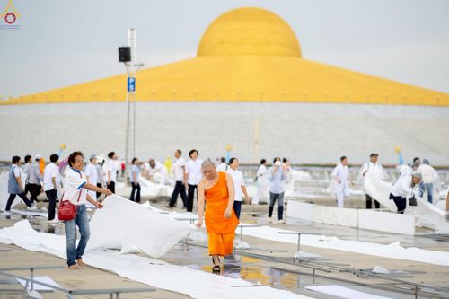 ภาพ No.225237:วันที่ 20 - 27 เมษายน พ.ศ. 2568 "ภาพแห่งความปลื้มที่ไม่มีวันจบ" คณะสงฆ์สามเณร เจ้าหน้าที่ และสาธุชน ร่วมแรงร่วมใจกันเตรียมงานและเก็บงาน เพื่อวันคุ้มครองโลก พิธีถวายมหาสังฆทานคณะสงฆ์ 40,000 กว่าวัดทั่วประเทศ