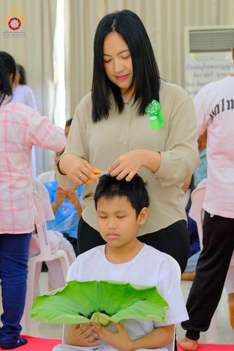 ภาพ No.319864:วันเสาร์ที่ 4 เมษายน พ.ศ.2569 พิธีตัดปอยผมและปลงผม พิธีขอขมาผู้ปกครองและมอบผ้าไตร พิธีบรรพชาและถวายบาตร ณ ศูนย์ปฏิบัติธรรมและศูนย์อบรมเยาวชนเพชรบุรี  ต.ท่าแลง อ.ท่ายาง จ.เพชรบุรี