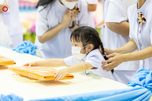 ภาพ No.86376:วันธรรมชัย ปีที่ 55 พิธีทอดผ้าป่ากฐินสมทบครั้งที่1, พิธีเจริญพุทธมนต์ ลูกนิมิตมหาสมบัติฯ พิธีจุดประทีป,พิธีฉลองชัยสวดมนต์บทธัมมจักกัปปวัตนสูตร วันอาทิตย์ที่ 27 สิงหาคม พ.ศ.2566 ณ สภาธรรมกายสากล / มหารัตนวิหารคด วัดพระธรรมกาย