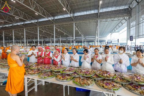 ภาพ No.306860:วันที่ 31 มกราคม พ.ศ. 2569 พิธีถวายภัตตาหารเป็นสังฆทาน แด่พระธรรมยาตรา ณ วัดพระธรรมกาย  จังหวัดปทุมธานี ในโครงการธรรมยาตรา กตัญญูบูชา มหาปูชนียาจารย์ พระมงคลเทพมุนี(สด จนฺทสโร) พระผู้ปราบมาร อนุสรณ์สถาน 7 แห่ง ปีที่ 14