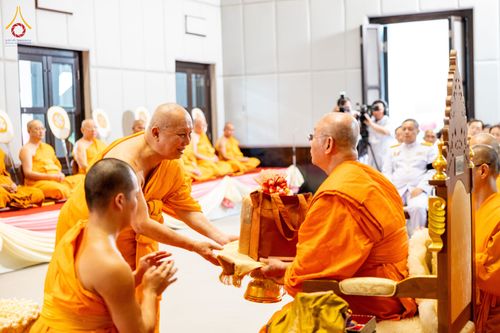 ภาพ No.332333:วันเสาร์ที่ 6 มิถุนายน พ.ศ.2569 พิธีต้อนรับสัญญาบัตร พัดยศ พระราชภาวนาวชิรวิเทศ วิ. ณ อุโบสถพระไตรปิฏก วัดพระธรรมกาย