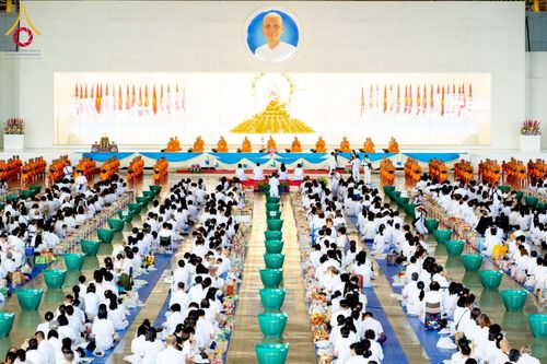 ภาพ No.215167:วันอาทิตย์ต้นเดือนที่ 6 เมษายน พ.ศ. 2568 พิธีตักบาตรข้าวสารอาหารแห้ง ณ บ้านแก้วเรือนทองคุณยาย สภาธรรมกายสากล วัดพระธรรมกาย