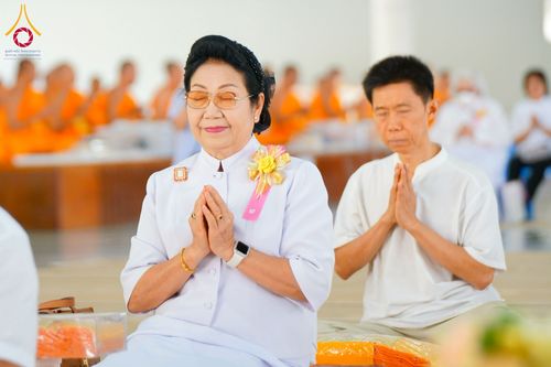 ภาพ No.210582:วันเสาร์ที่ 8 มีนาคม พ.ศ. 2568 พิธีสวดพระพุทธมนต์ และถวายภัตตาหารเมนูสวรรค์แด่พระภิกษุ สามเณร ณ หอฉันคุณยายอาจารย์ฯ วัดพระธรรมกาย