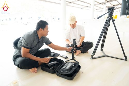 ภาพ No.212399:วันเสาร์ที่ 22 มีนาคม พ.ศ. 2568 พิธีถวายสังฆทานแด่คณะสงฆ์ 323 วัด ปีที่ 21 ครั้งที่ 175 พิธีมอบกองทุนหนุนแรงใจช่วยครูใต้ ปีที่ 18 ครั้งที่ 139 และพิธีทำบุญอุทิศส่วนกุศลให้ผู้วายชนม์ ณ ศูนย์ปฏิบัติธรรมภาคใต้ อำเภอบางกล่ำ จังหวัดสงขลา