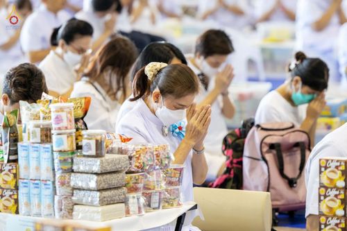 ภาพ No.80795:พิธีตักบาตร , พิธีบูชาข้าวพระในวันอาทิตย์ต้นเดือน วันที่ 7 พฤษภาคม พ.ศ. 2566 ณ วัดพระธรรมกาย