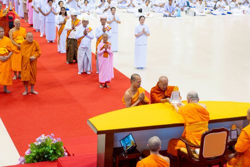 ภาพ No.232120:วันอาทิตย์ที่ 6 กรกฏาคม พ.ศ. 2568 พิธีมอบโล่เกียรติคุณ สวดธัมมจักกัปปวัตตนสูตร และรางวัลโครงการผู้นำแสงสว่างออนไลน์ ณ ห้องแก้วสารพัดนึก1 สภาธรรมกายสากล วัดพระธรรมกาย