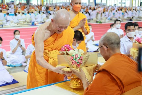 ภาพ No.85331:พิธีถวายมหาสังฆทานคณะสงฆ์ 2000 กว่าวัดทั่วประเทศปีที่ 23, พิธีถวายไทยธรรมคณะสงฆ์ 323 วัด 4 จังหวัดชายแดนภาคใต้, พิธีมอบปัจจัยช่วยเหลือครู 4 จังหวัดชายแดนภาคใต้ ณ สภาธรรมกายสากล วัดพระธรรมกาย ในวันสมาธิโลก อาทิตย์ที่ 6 สิงหาคม พ.ศ. 2566