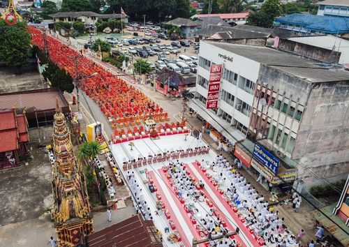 ภาพ No.146210:ตักบาตรพระ 1,384 รูป ทำบุญเมืองฝางครบรอบ 1,383 ปี ถวายเป็นพระราชกุศลแด่พระบาทสมเด็จพระเจ้าอยู่หัว เนื่องในโอกาสพระราชพิธีมหามงคล เฉลิมพระชนมพรรษา 6 รอบ 72 พรรษา วันเสาร์ที่ 27 กรกฎาคม พ.ศ.2567  ณ ถนนหน้าที่ว่าการอำเภอฝาง จ.เชียงใหม่