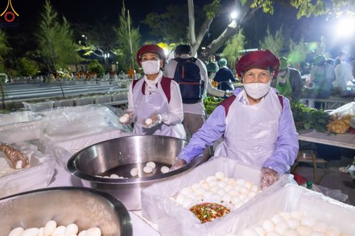ภาพ No.190399:สาธุชนถวายภัตตาหารเป็นสังฆทาน แด่พระธรรมยาตรา ณ อนุสรณ์สถานมหาวิหารพระมงคลเทพมุนี (โลตัสแลนด์) อ.สองพี่น้อง จ.สุพรรณบุรี ในโครงการธรรมยาตรา กตัญญูบูชา มหาปูชนียาจารย์ พระมงคลเทพมุนี(สด จนฺทสโร) พระผู้ปราบมาร แห่ง ปีที่ 13 วันที่ 7 มกราคม พ.ศ.2568