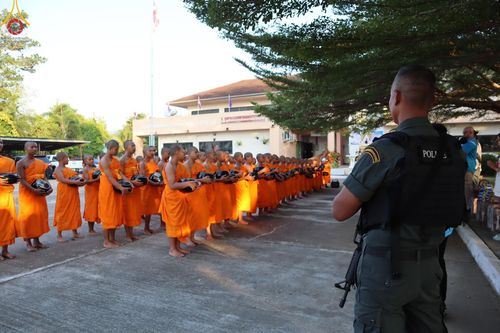 ภาพ No.61038:สามเณรออกบิณฑบาต และกิจกรรมอบรมสามเณร ในโครงการบรรพชาสามเณรฟื้นฟู พระพุทธศาสนาทั่วไทย ณ ศูนย์อบรมที่พักสงฆ์บ้านร่มเย็น จ.นราธิวาส วันที่ 2-15 เมษายน พ.ศ. 2567