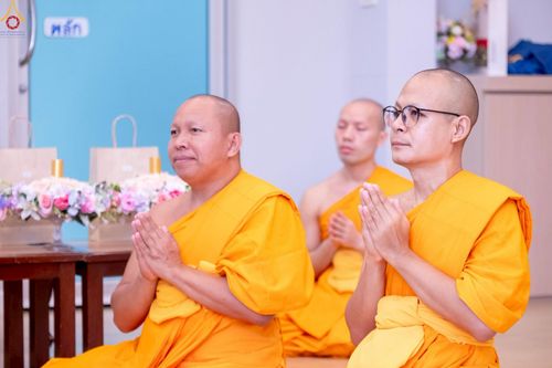 ภาพ No.246336:วันที่ 8 กันยายน พ.ศ. 2568 พระครูปลัดรัตนวีรวัฒน์ (รังสฤษดิ์ อิทฺธิจินฺตโก) เจ้าอาวาสวัดพระธรรมกาย เป็นประธานมอบพระบรมสารีริกธาตุ แก่ศูนย์ส่งเสริมศีลธรรมภายในประเทศ และวัดสาขาต่างประเทศ จำนวน 8 แห่ง