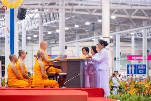 ภาพ No.219372:วันอังคารที่ 22 เมษายน พ.ศ. 2568 พิธีมอบปัจจัยช่วยเหลือครู 4 จังหวัดชายแดนภาคใต้ , พิธีกล่าวคำถวายอุปกรณ์ เพื่อเตรียมการต้อนรับคณะสงฆ์ฯ , พิธีกล่าวคำถวายภัตตาหารเป็นสังฆทาน , คณะสงฆ์ฉันภัตตาหารเพล  เนื่องในวันคุ้มครองโลก พิธีถวายมหาสังฆทานแด่คณะสงฆ์