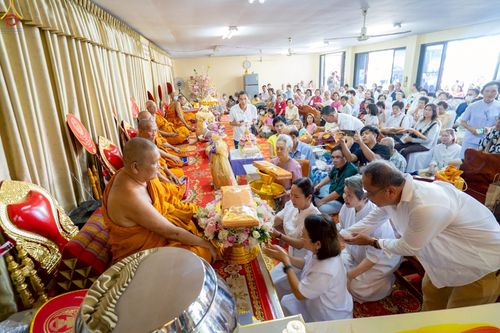 ภาพ No.259196:วันที่ 19 ตุลาคม พ.ศ. 2568 พิธีทอดกฐินสามัคคีทั่วไทย 30,000 วัด โดยคณะศิษยานุศิษย์ บูชาธรรม 81 ปี หลวงพ่อธัมมชโย ณ วัดตะเข้ (โคกพระเถร) แขวงบางระมาด  เขตตลิ่งชัน กรุงเทพมหานคร