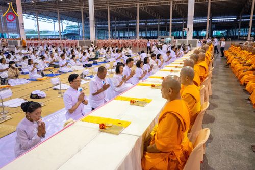 ภาพ No.202652:พิธีถวายภัตตาหารเป็นสังฆทาน แด่พระธรรมยาตรา ณ วัดพระธรรมกาย ตำบลคลองสาม อำเภอคลองหลวง จังหวัดปทุมธานี ในโครงการธรรมยาตรา กตัญญูบูชา มหาปูชนียาจารย์ พระมงคลเทพมุนี(สด จนฺทสโร) พระผู้ปราบมาร อนุสรณ์สถาน 7 แห่ง ปีที่ 13 วันที่ 28 มกราคม พ.ศ. 2568