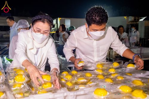 ภาพ No.193563:สาธุชนถวายภัตตาหารเป็นสังฆทาน แด่พระธรรมยาตรา ณ อนุสรณ์สถานคลองบางนางแท่น อ.สามพราน จ.นครปฐม ในโครงการธรรมยาตรา กตัญญูบูชา มหาปูชนียาจารย์ พระมงคลเทพมุนี(สด จนฺทสโร) พระผู้ปราบมาร อนุสรณ์สถาน 7 แห่ง ปีที่ 13 วันที่ 11 มกราคม พ.ศ. 2568