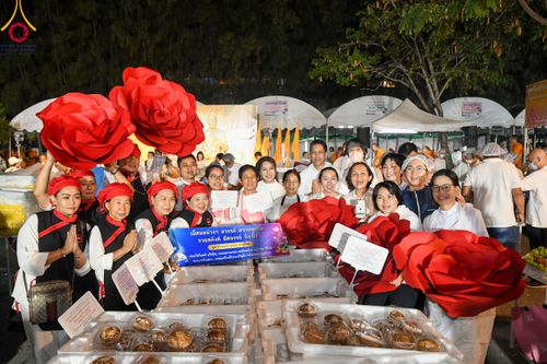 ภาพ No.108421:ถวายภัตตาหารเป็นสังฆทาน แด่คณะพระธรรมยาตราฯ ในโครงการธรรมยาตรากตัญญูบูชา มหาปูชนียาจารย์ พระมงคลเทพมุนี(สด จนฺทสโร) พระผู้ปราบมาร อนุสรณ์สถาน 7 แห่ง ปีที่ 12 วันที่ 7 มกราคม พ.ศ. 2567 ณ อนุสรณ์สถานโลตัสแลนด์ จ.สุพรรณบุรี