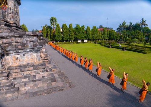 ภาพ No.105150:สามเณรธรรมทายาทชาวอินโดนีเซียกว่า 1,000 รูป เดินธรรมยาตรา บูชาพระสัมมาสัมพุทธเจ้า ณ มหาเจดีย์บุโรพุทโธ ประเทศอินโดนีเซีย ในวันที่ 27 ธันวาคม พ.ศ. 2566