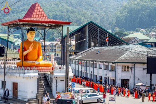 ภาพ No.225621:วันที่ 5 พฤษภาคม พ.ศ. 2568 พิธีบิณฑบาตรอบเมืองนูวราอิลิย่า ฉลองเทศกาลวิสาขบูชา แห่งชาติประเทศศรีลังกา