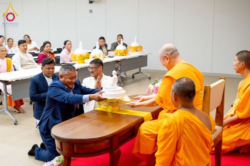 ภาพ No.222682:วันที่ 23 เมษายน พ.ศ. 2568 หลวงพ่อทัตตชีโวต้อนรับคณะสงฆ์เนปาล ณ อาคาร 100 ปี คุณยายมหารัตนอุบาสิกาจันทร์ ขนนกยูง วัดพระธรรมกาย