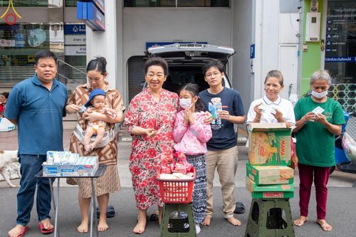 ภาพ No.62017:สามเณรจากศูนย์อบรมเยาวชนสุรินทร์ ออกบิณฑบาต รอบอำเภอเมือง จ.สุรินทร์ ในโครงการบรรพชาสามเณร ฟื้นฟูพระพุทธศาสนาทั่วไทย วันที่ 9 เมษายน พ.ศ. 2567