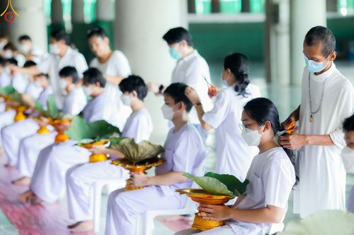 ภาพ No.82488:พิธีปลงผมนาคธรรมทายาท ในโครงการธรรมทายาทระดับอุดมศึกษา รุ่นที่ 50 ภาคฤดูฝน ในวันที่ 10 มิถุนายน พ.ศ. 2566 ณ วัดพระธรรมกาย