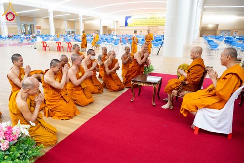 ภาพ No.208753:พระบาทสมเด็จพระเจ้าอยู่หัวทรงพระกรุณาโปรดเกล้าฯ พระราชทานภัตตาหารพระราชทาน แด่พระภิกษุ สามเณร ในการสอบบาลีสนามหลวง ณ วัดพระธรรมกาย วันที่ 22 กุมภาพันธ์ พ.ศ. 2568 ณ วัดพระธรรมกาย อำเภอคลองหลวง จังหวัดปทุมธานี