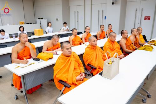 ภาพ No.222911:วันที่ 23 เมษายน พ.ศ. 2568 หลวงพ่อทัตตชีโวต้อนรับคณะสงฆ์จีน ณ อาคาร 100 ปี คุณยายมหารัตนอุบาสิกาจันทร์ ขนนกยูง วัดพระธรรมกาย