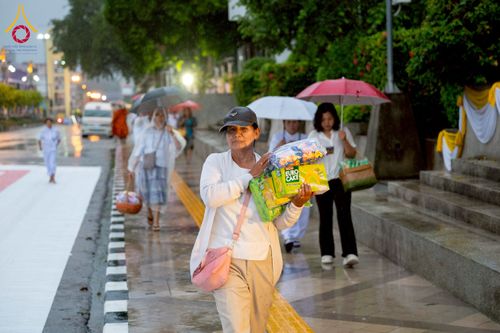 ภาพ No.226047:วันอาทิตย์ที่ 25 พฤษภาคม พ.ศ. 2568 พิธีตักบาตรพระ 1,000 รูปเมืองตรัง ครบรอบ 110 ปี เมืองทับเที่ยง ถวายเป็นพุทธบูชา ถวายเป็นพระราชกุศลแด่รัชกาลที่ 10 และอุทิศส่วนกุศลแด่อดีตเจ้าเมืองตรัง และบรรพบุรุษ ณ บริเวณหน้าศาลากลางจังหวัดตรัง ถนนพระราม 6