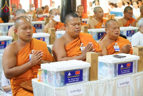 ภาพ No.202126:พิธีเจริญพระพุทธมนต์ ปฏิบัติธรรม มอบทุนการศึกษา ถวายสังฆทาน 108 วัด เพื่อถวายเป็นพุทธบูชา และขับเคลื่อนโครงการหมู่บ้านรักษาศีล 5 โดยคณะสงฆ์จังหวัดนครปฐม คณะศิษยานุศิษย์วัดพระธรรมกาย โครงการธรรมยาตรา ปีที่ 13 ณ วัดบางปลา อำเภอบางเลน จังหวัดนครปฐม