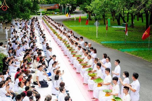 ภาพ No.143848:พิธีตัดปอยผม โครงการอุปสมบทหมู่ พระธรรมทายาทนานาชาติ (ภาษาจีน) รุ่นที่ 19 วันอาทิตย์ที่ 7 กรกฎาคม พ.ศ. 2567 ณ สนามหญ้า หน้าบ้านแก้วอาสาสมัคร วัดพระธรรมกาย