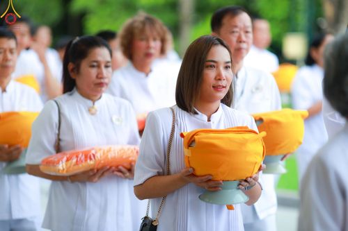 ภาพ No.141302:พิธีบรรพชาอุปสมบท โครงการอุปสมบทหมู่รุ่นผู้บริหาร รุ่นที่ 14 โครงการอุปสมบทหมู่ธรรมทายาท ระดับอุดมศึกษา รุ่นที่ 51 ภาคฤดูฝน ณ โบสถ์พระไตรปิฎก วัดพระธรรมกาย ในวันเสาร์ที่ 15 มิถุนายน พ.ศ. 2567