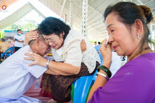 ภาพ No.101551:พิธีขอขมาและมอบผ้าไตร ในโครงการอุปสมบทบูชาธรรม มหาปูชนียาจารย์ พ.ศ. 2566 ณ ธุดงคสถานลำพูน ต.เหล่ายาว อ.บ้านโฮ่ง จ.ลำพูน  วันที่ 7 ธันวาคม พ.ศ. 2566