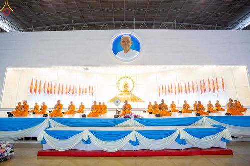 ภาพ No.89417:พิธีตักบาตร ข้าวสารอาหารแห้ง พิธีบูชาข้าวพระ และพิธีจุดเทียนใจ ไฟนิรันดร์  อนันตชัย ณ สภาธรรมกายสากล วัดพระธรรมกาย วันอาทิตย์ที่ 1 ตุลาคม พ.ศ. 2566