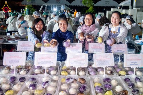 ภาพ No.194872:พิธีถวายภัตตาหารเป็นสังฆทาน แด่พระธรรมยาตรา ณ อนุสรณ์สถานมหาวิหารพระมงคลเทพมุนี (โลตัสแลนด์) อ.สองพี่น้อง จ.สุพรรณบุรี ในโครงการธรรมยาตรา กตัญญูบูชา มหาปูชนียาจารย์ พระมงคลเทพมุนี(สด จนฺทสโร) พระผู้ปราบมาร แห่ง ปีที่ 13 วันที่ 14 มกราคม พ.ศ.2568