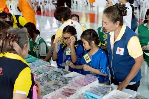 ภาพ No.230315:วันจันทร์ที่ 30 มิถุนายน พ.ศ. 2568 เจ้าอาวาสวัดพระธรรมกาย เยี่ยมอนุโมทนาให้กำลังใจ บุคลากรทางการแพทย์-เจ้าหน้าที่ผู้ปฏิบัติงาน โครงการรถตัดแว่นสายตาเคลื่อนที่สภากาชาดไทย เพื่อเด็กนักเรียนในชนบท พื้นที่จังหวัดปทุมธานี