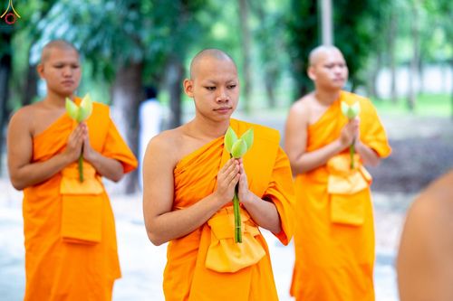 ภาพ No.227330:วันเสาร์ที่ 31 พฤษภาคม พ.ศ. 2568 พิธีเวียนประทักษิณรอบพระอุโบสถ ในพิธีอุปสมบท สามเณรเตรียม DCI รุ่นที่ 22 ณ อุโบสถพระไตรปิฎก วัดพระธรรมกาย