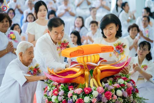 ภาพ No.169605:พิธีทอดกฐินเพื่อสร้าง หอฉันคุณยายอาจารย์ มหารัตนอุบาสิกาจันทร์ ขนนกยูง  ณ ศูนย์ปฏิบัติธรรมชลบุรี วันที่ 25 ตุลาคม พ.ศ. 2567