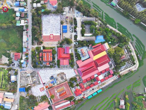 ภาพ No.112139:พิธีจุดประทีปถวายเป็นพุทธบูชา และบูชาธรรมมหาปูชนียาจารย์ พระมงคลเทพมุนี(สด จนฺทสโร) ในโครงการธรรมยาตรา กตัญญูบูชา มหาปูชนียาจารย์ พระมงคลเทพมุนี(สด จนฺทสโร) พระผู้ปราบมาร อนุสรณ์สถาน 7 แห่ง ปีที่ 12 วันที่ 14 มกราคม พ.ศ. 2567 ณ วัดสองพี่น้อง อ.สองพี่น้อง