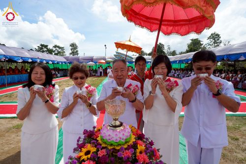 ภาพ No.255439:วันที่ 13 ตุลาคม พ.ศ. 2568 พิธีบรรจุพระบรมสารีริกธาตุ ผูกผ้า 7 สี เพื่อความเป็นสิริมงคล  และ ยกช่อฟ้า ประดิษฐานบนหลังคาอุโบสถวัดทุ่งเจริญธรรม ถวายบูชาธรรม 81 ปี หลวงพ่อธัมมชโย โดยคณะศิษยานุศิษย์ ณ วัดทุ่งเจริญธรรม อ.อมก๋อย จ.เชียงใหม่