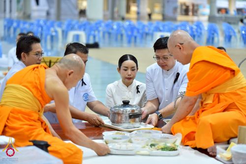 ภาพ No.267529:วันที่ 7 พฤศจิกายน พ.ศ. 2568 พสกนิกรอำเภอคลองหลวง รวมใจบำเพ็ญกุศลปัณรสมวาร (15 วัน) อุทิศถวายเป็นพระราชกุศลแด่ “สมเด็จพระพันปีหลวง” ณ วัดพระธรรมกาย