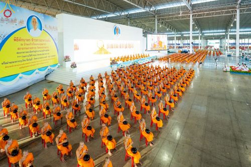 ภาพ No.167460:พิธีตักบาตรและพิธีบูชาข้าวพระ ในวันอาทิตย์ที่ 3 พฤศจิกายน พ.ศ. 2567 ณ วัดพระธรรมกาย