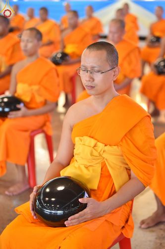 ภาพ No.139033:พิธีตักบาตร , พิธีบูชาข้าวพระ ณ ห้องแก้วสารพัด 1 สภาธรรมกายสากล วัดพระธรรมกาย วันอาทิตย์ต้นเดือนที่ 2 มิถุนายน พ.ศ. 2567