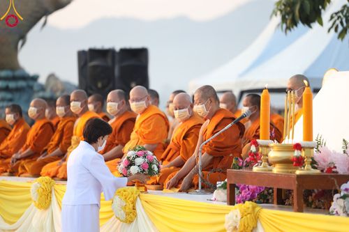 ภาพ No.101734:ตักบาตรพระ 10,000 รูป เติมบุญให้แผ่นดิน เนื่องในโอกาส 192 ปี จังหวัดกาญจนบุรี หนึ่งในโครงการตักบาตรพระ 2,000,000 รูป  77 จังหวัดทุกวัดทั่วไทย วันจันทร์ที่ 11 ธันวาคม พ.ศ. 2566 บริเวณถนนสองแคว (SKY WALK) เมืองกาญจนบุรี