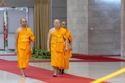 ภาพ No.233738:วันเสาร์ที่ 19 กรกฎาคม พ.ศ.2568 วันมหารำลึก ครั้งที่ 35 พิธีรำลึกถึงนักสร้างบารมี , พิธีสวดพระพุทธมนต์ , พิธีทอดผ้าบังสกุลและถวายไทยธรรม วัดพระธรรมกาย