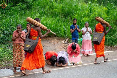 ภาพ No.140652:PhotoStory มหาศรัทธา ธรรมยาตราศรีลังกา EP.4 โครงการสยาม-ลังกา ธรรมยาตรา ฉลองเทศกาลวิสาขบูชาแห่งชาติ ศรีลังกา  บูชาธรรม 80 ปีหลวงพ่อธัมมชโย เส้นทางจาก เมืองดัมบูลลา ไปยัง เมืองมาตะเล  ตั้งแต่วันที่ 17-20 พฤษภาคม พ.ศ. 2567